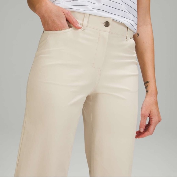 Lululemon City Sleek Wide-Leg High Rise 7/8 Length Pant in White Opal
Size 29 - Picture 3 of 10